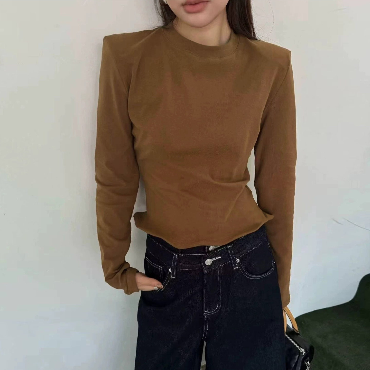 正肩长袖t恤女2026新款纯棉内搭打底衫辣妹修身显瘦短款垫肩上衣