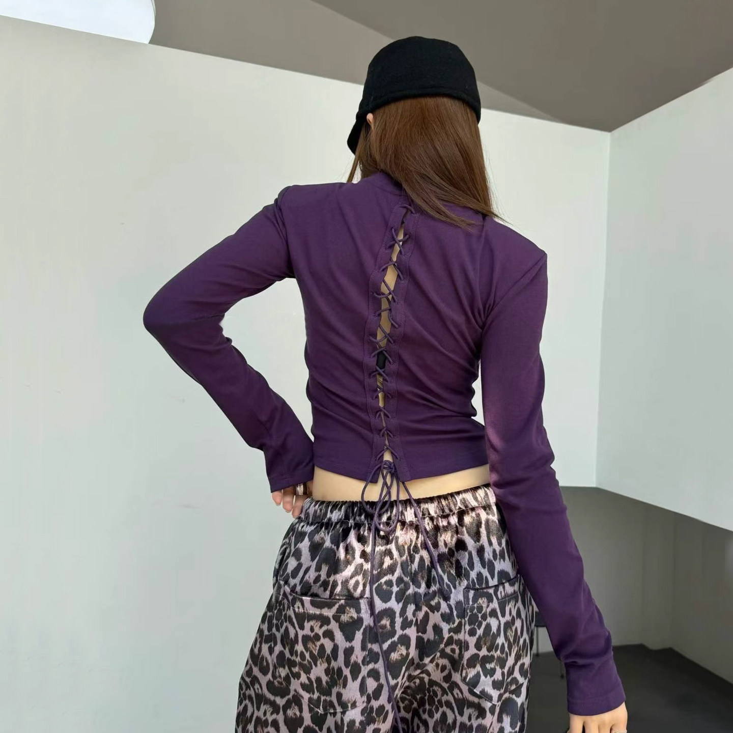 后背绑带长袖t恤打底衫女内搭可外穿洋气辣妹风露背短款垫肩上衣