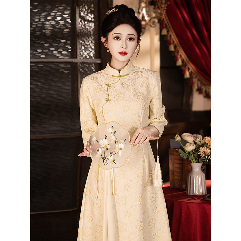 白色改良越南奥黛旗袍春秋年轻款新中式订婚礼服裙少女冬季七分袖