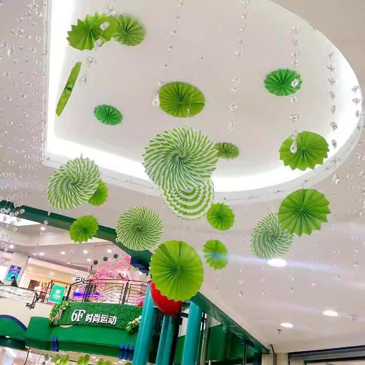 春季森系绿色创意吊饰店面珠宝店背景墙布置教室吊顶装扮纸扇花
