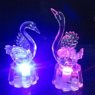 创意热卖 七彩闪光天鹅小夜灯儿童玩具批发小商品夜市发光地摊货源