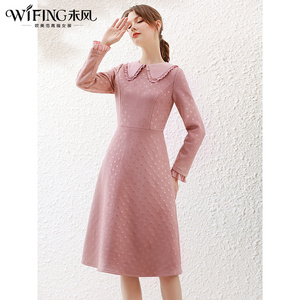 未风红色显瘦连衣裙女秋冬2025年冬季新款女装气质娃娃领减龄裙子