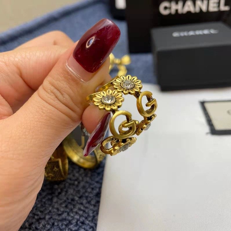 新款太阳花雏菊镶钻耳圈欧美复古G字母耳环简约网红气质潮流耳饰,饰品/流行首饰/时尚饰品新,耳环,淘宝优惠券,粉丝福利购,淘宝优惠卷