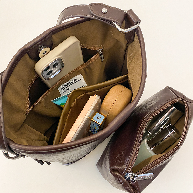 日韩单肩腋下包斜挎包水桶包女