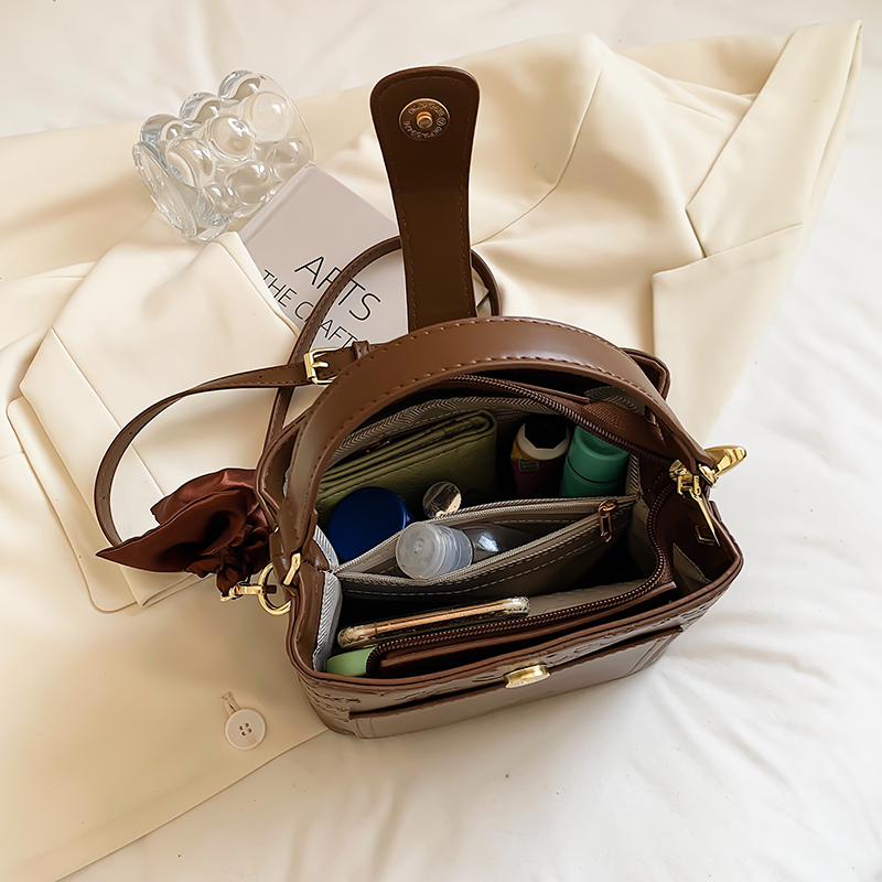 小设计大容量斜挎包高级感水桶包