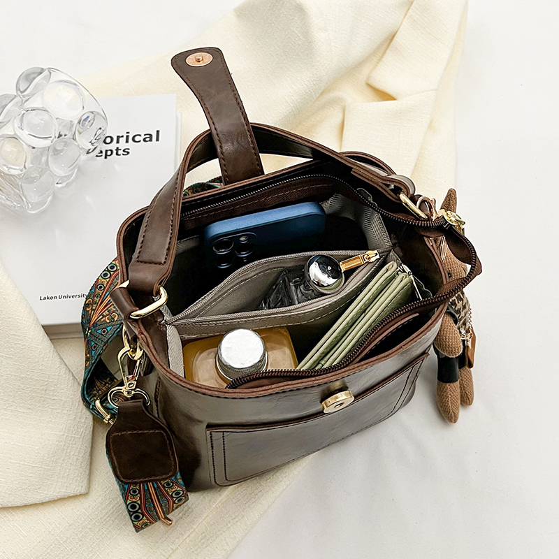 高级感爆款单肩手提斜挎包水桶包