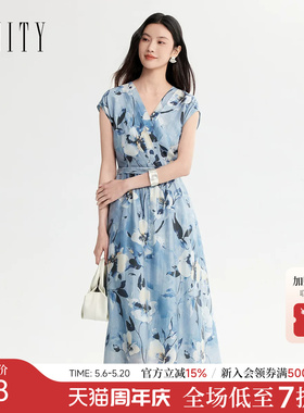 FINITY菲妮迪连衣裙26年夏季新款简约蓝色印花V领优雅系带长裙女