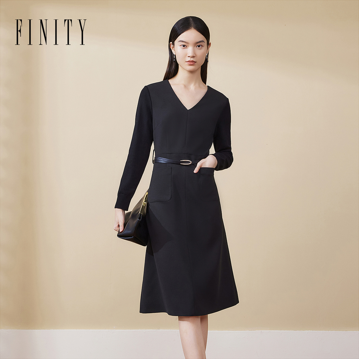 FINITY菲妮迪连衣裙2024年冬季简约气质V领拼接链珠小黑裙女