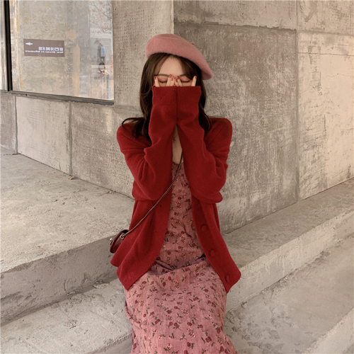 Real price red sweater knitted cardigan coat + moldy fruit crushed flower suspender dress