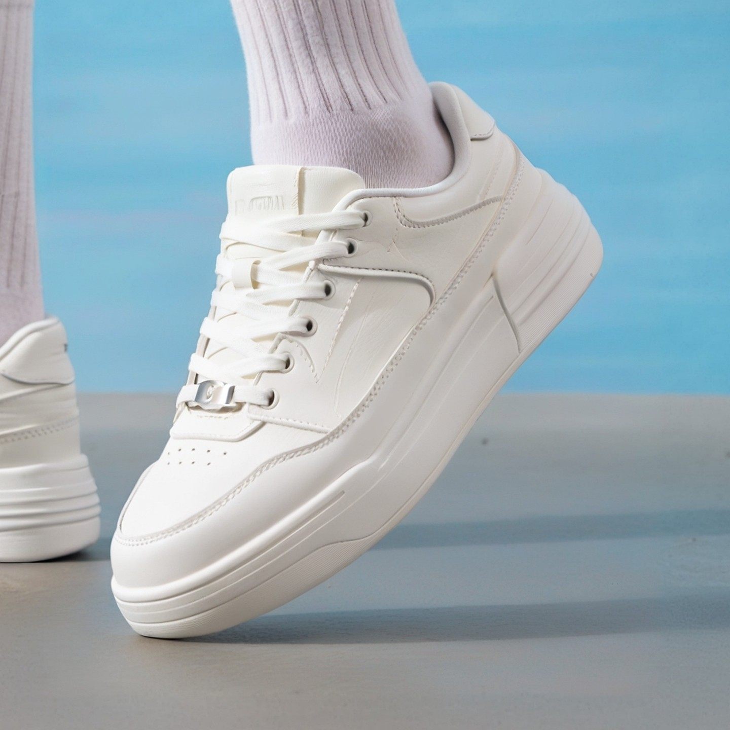 特步创新板鞋2026春季简约风女系带休闲运动鞋百搭小白鞋皮革低帮,运动鞋new,板鞋,淘宝优惠券,粉丝福利购,淘宝优惠卷