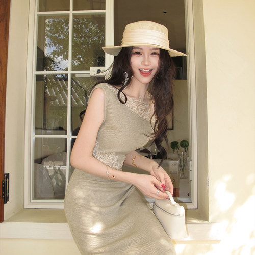 木子李的李设计感斜肩针织连衣裙