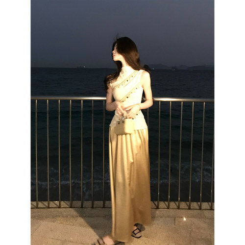 木子李的李缎面半身裙