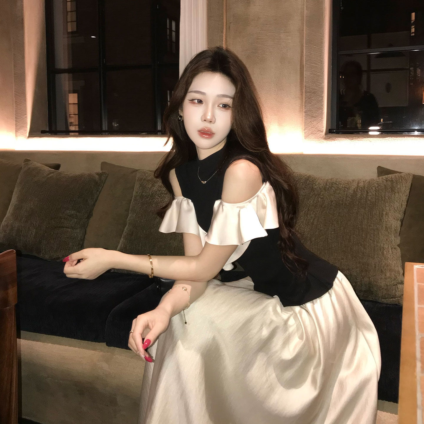 木子李的李设计感撞色修身露肩针织拼接荷叶边上衣缎面半身裙套装