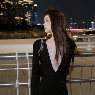 木子李 连衣裙抽褶收腰包臀鱼尾丝绒长裙冬 李设计感深V拼接长袖