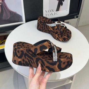 复古豹纹蝴蝶结一字拖女夏外穿2026新款 小个子坡跟7cm沙滩凉拖鞋