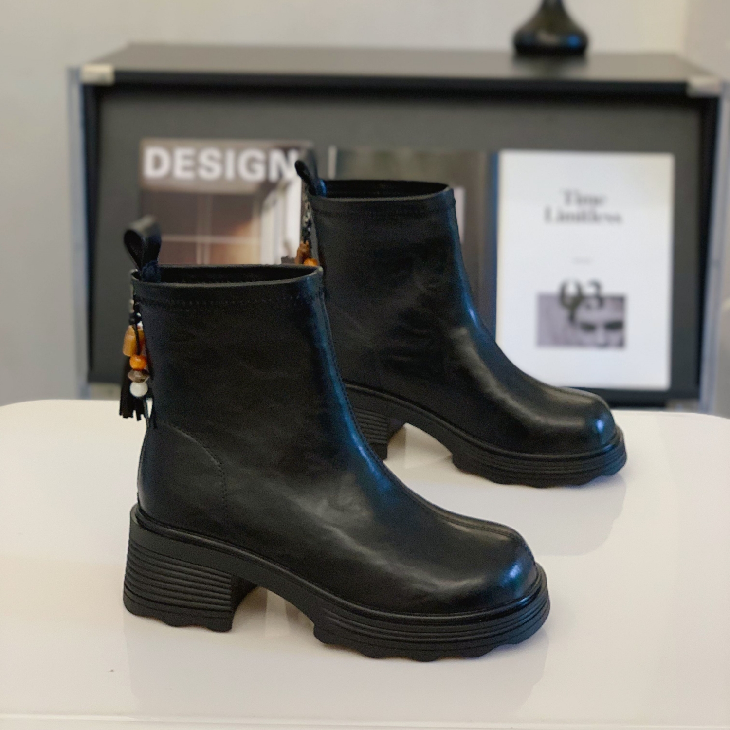 轻便不累脚显腿长时尚潮流马丁靴