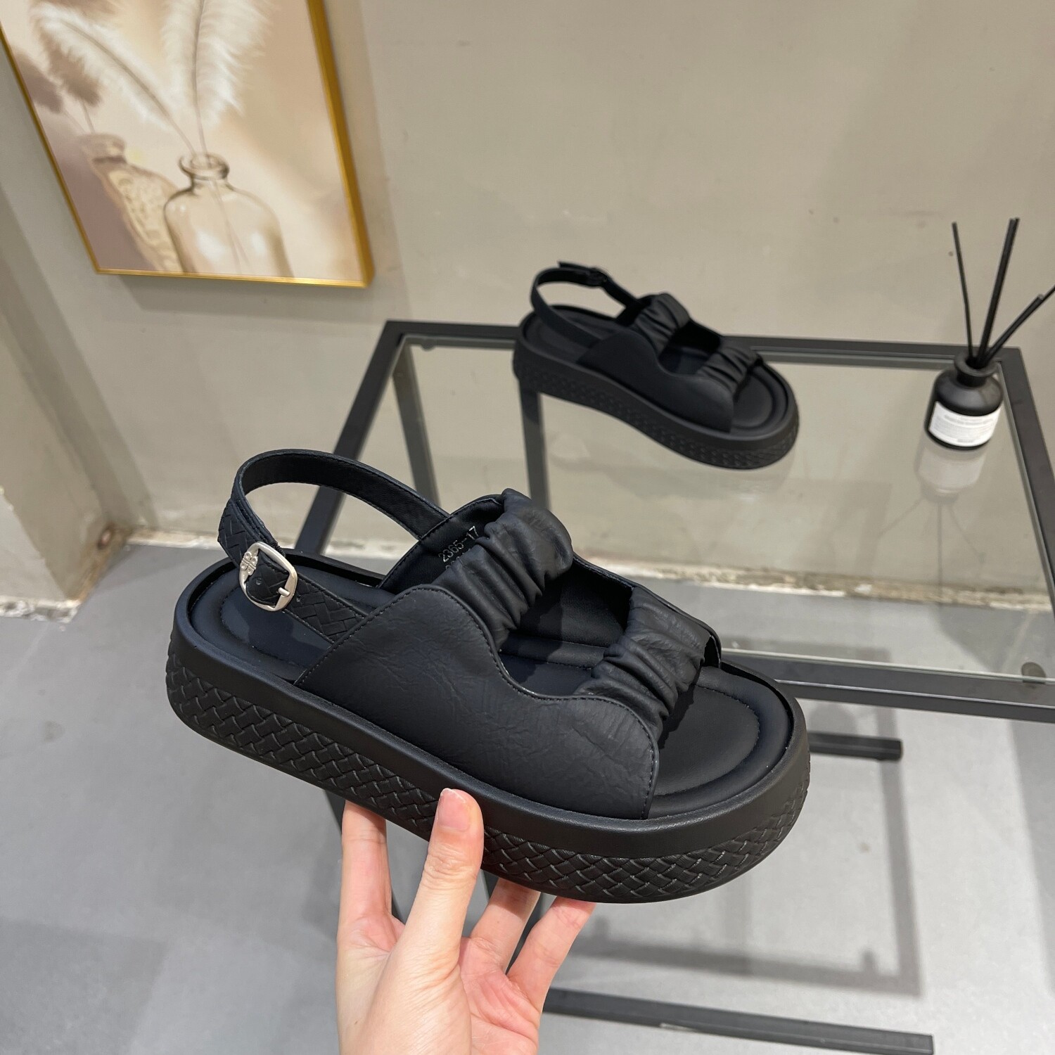 复古松糕厚底罗马凉鞋女2026夏季新款超火一字扣带轻便百搭沙滩鞋