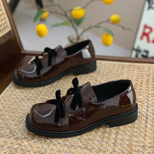 显脚小英伦风乐福鞋女2025春秋新款漆皮平底一脚蹬黑色复古小皮鞋