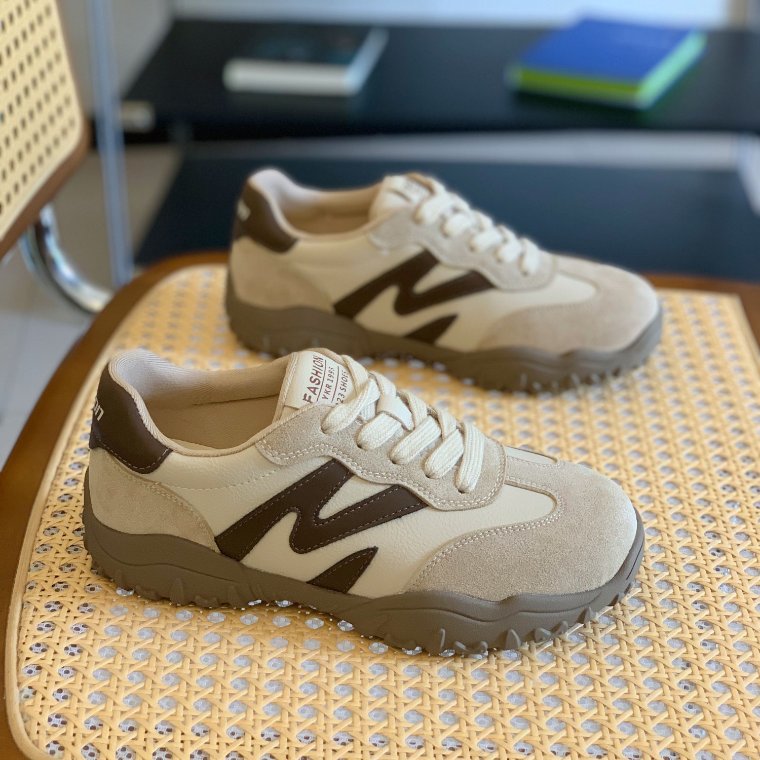 软皮软底复古百搭学生运动跑步鞋