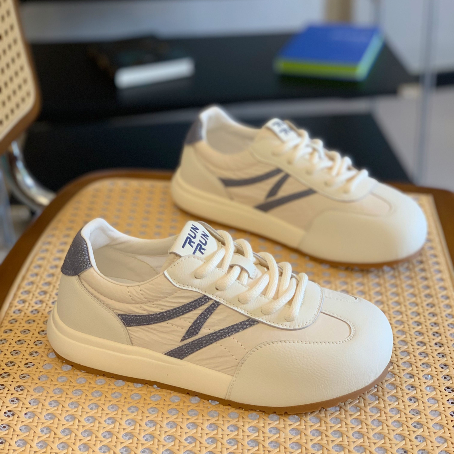 丑萌圆头软底通勤减龄学院风板鞋