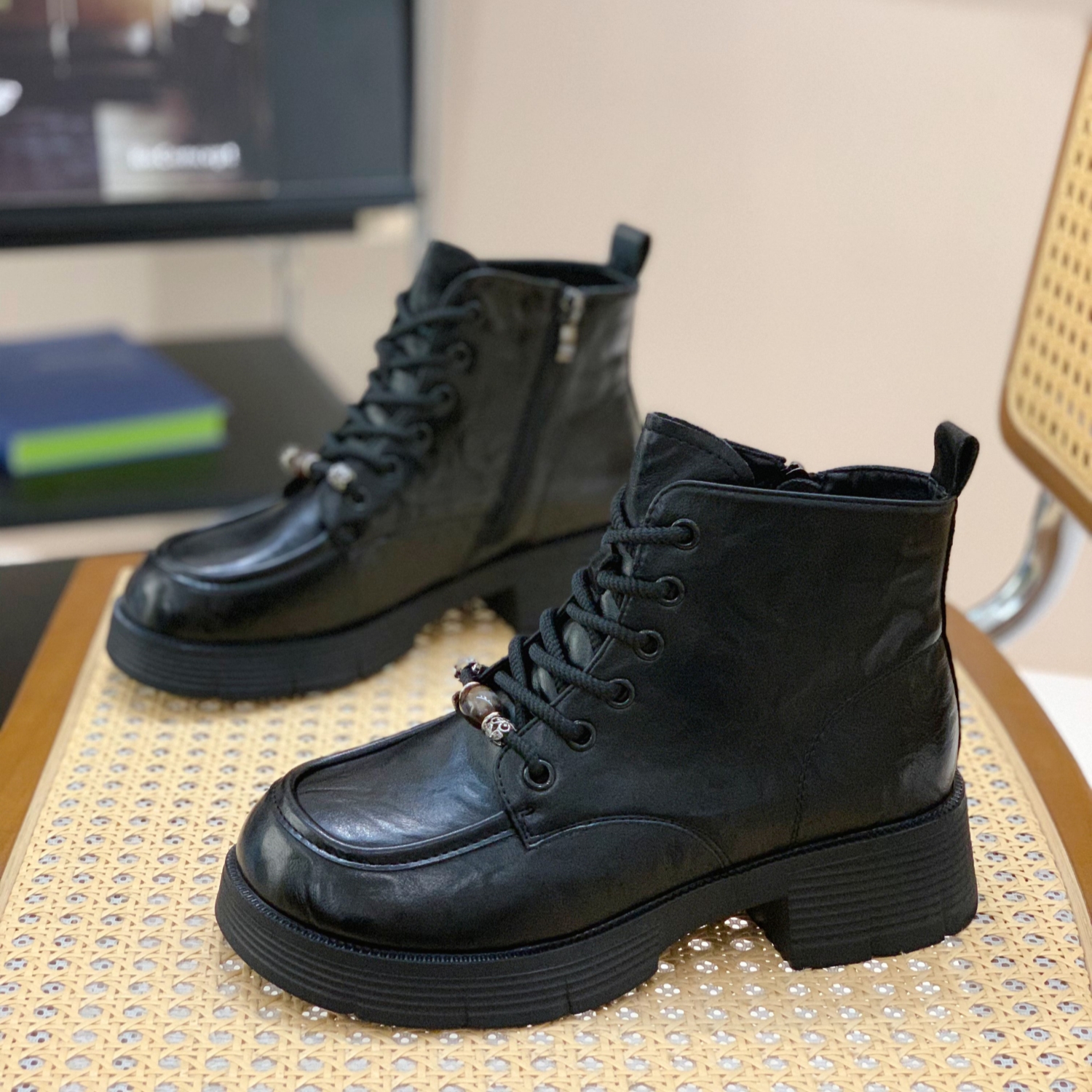 软皮软底显脚小系带复古机车靴子