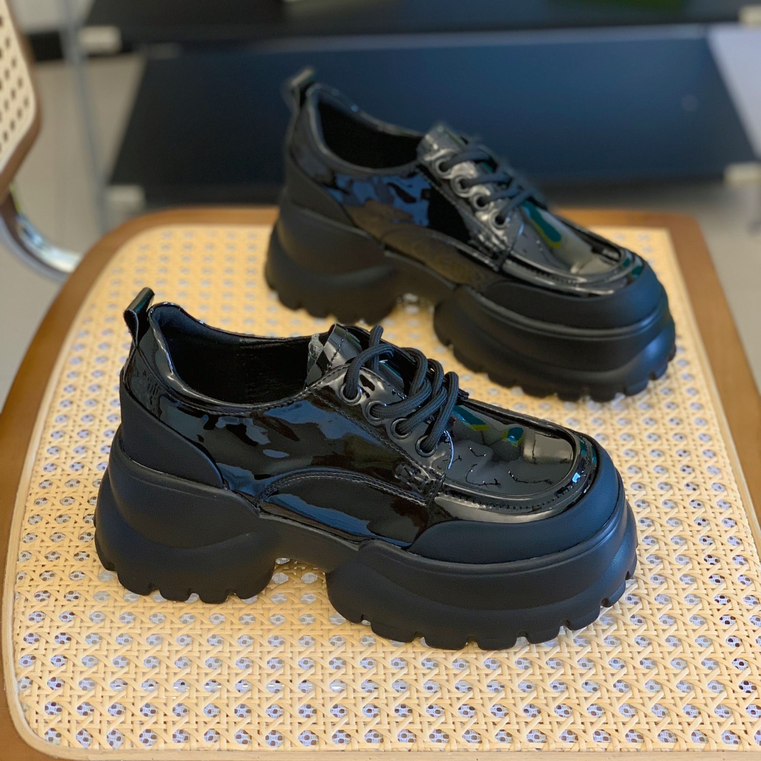 黑色简约百搭厚底显瘦小皮鞋