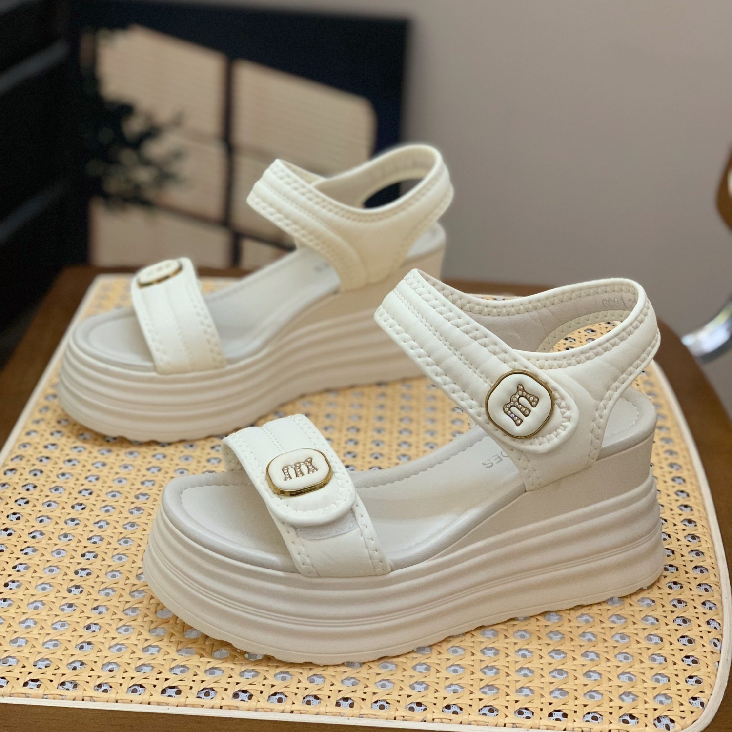 增高厚底显腿长一字扣带坡跟凉鞋