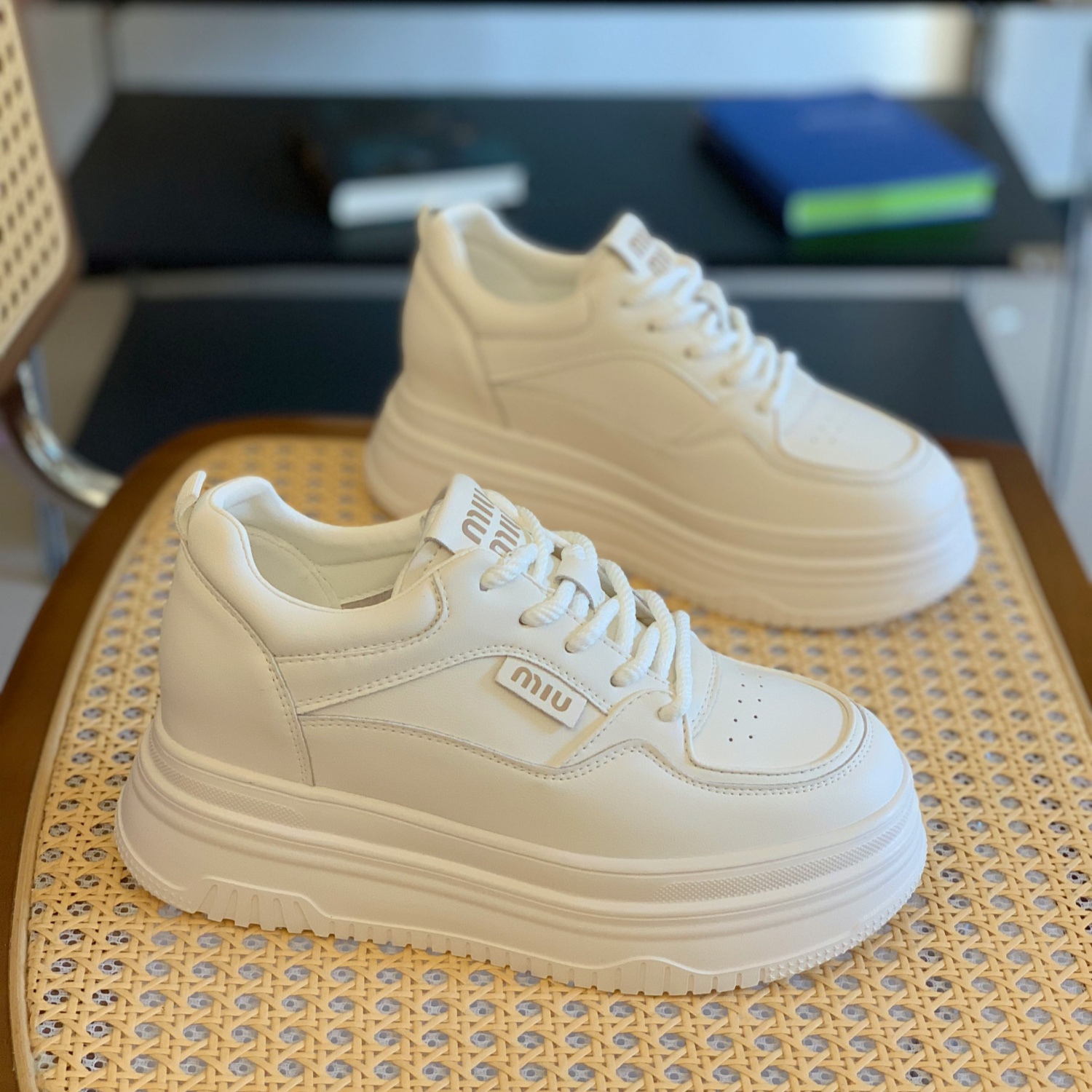 显脚小不累脚时尚百搭学生小白鞋