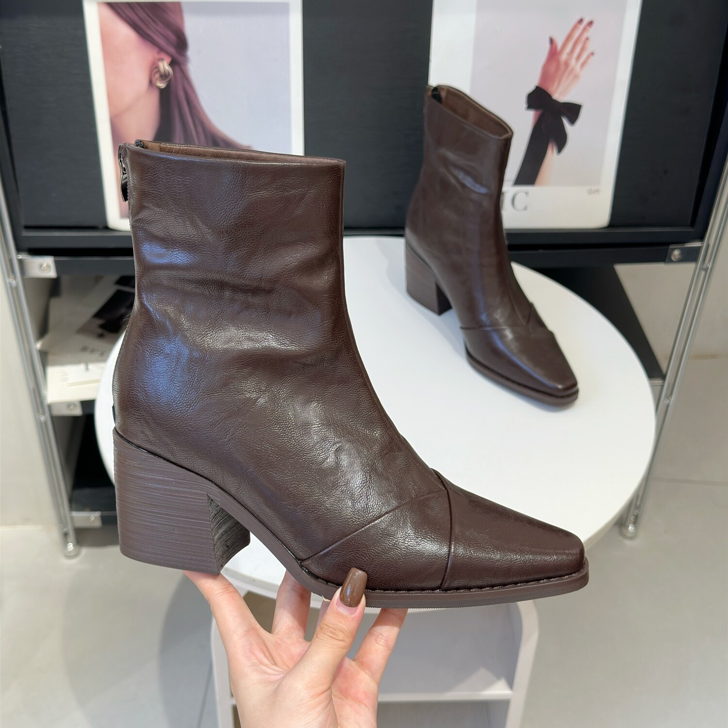 法式复古配裙子弹力瘦瘦靴女2025秋冬新款方头粗跟高跟英伦风短靴