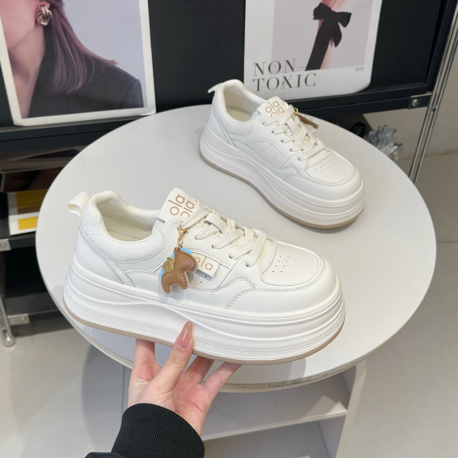 爆款厚底增高小白鞋女2026春季新款轻便舒适百搭运动休闲真皮板鞋