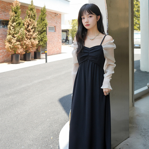 黑色落肩吊带连衣裙女春秋2025新款女装别致独特露背收腰小黑裙冬图片