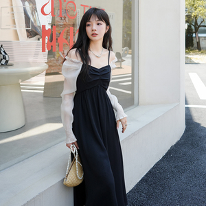 黑色落肩吊带连衣裙女春秋2025新款女装别致独特露背收腰小黑裙冬图片