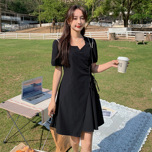 法式方领黑色连衣裙女夏2025新款裙子质感高级设计感赫本风小黑裙图片