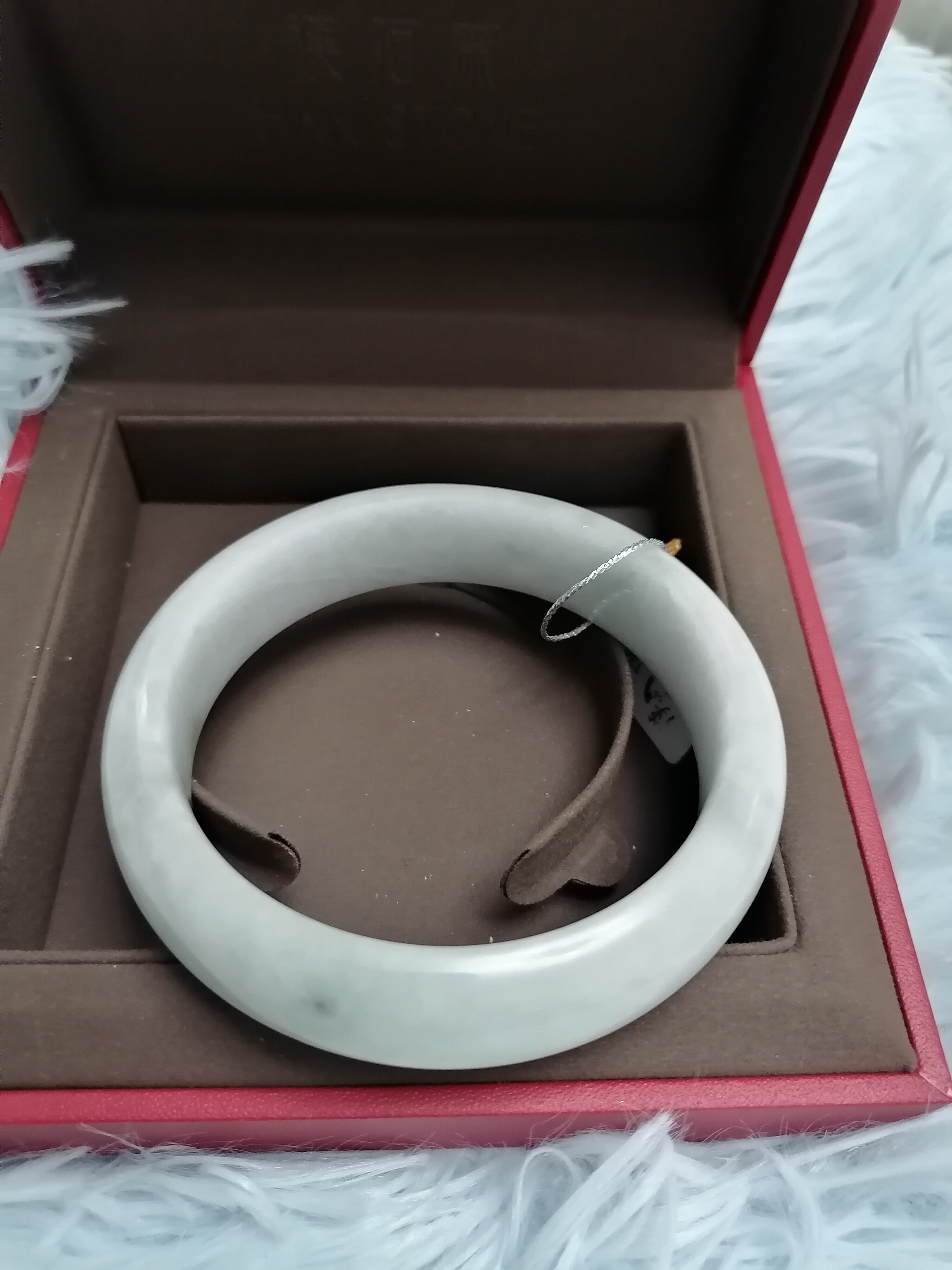 缅甸天然玉镯糯种翡翠A货,未经化学染色处理,有天然绿色飘花