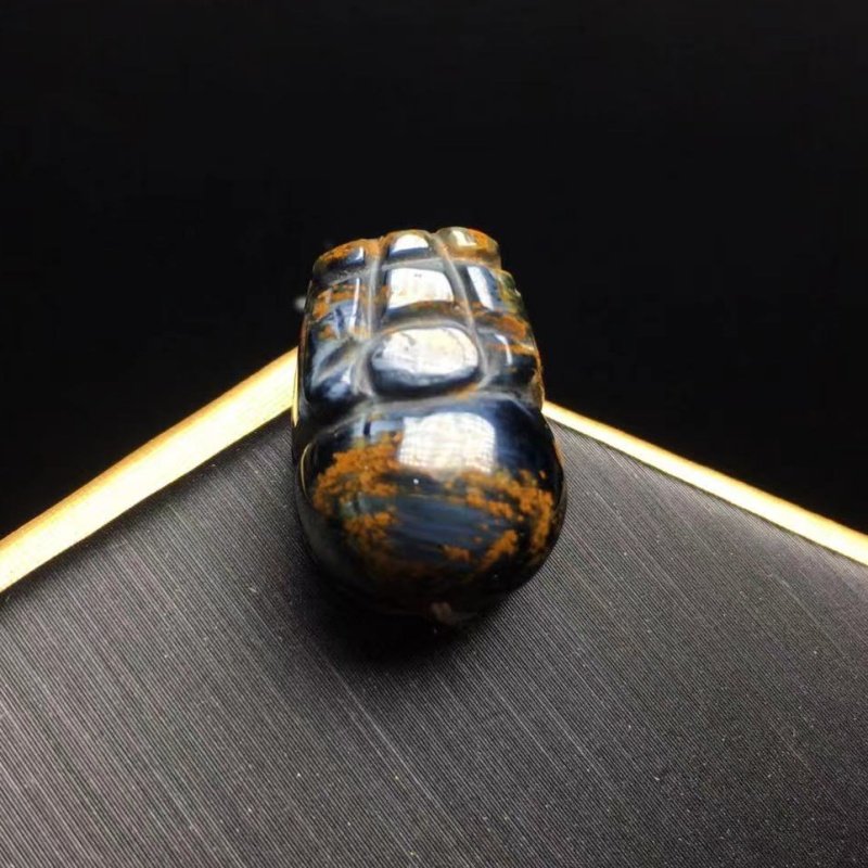 彼得石貔貅 (pietersite) 虎晶玉 天然水晶 木变石 雕刻件 通孔