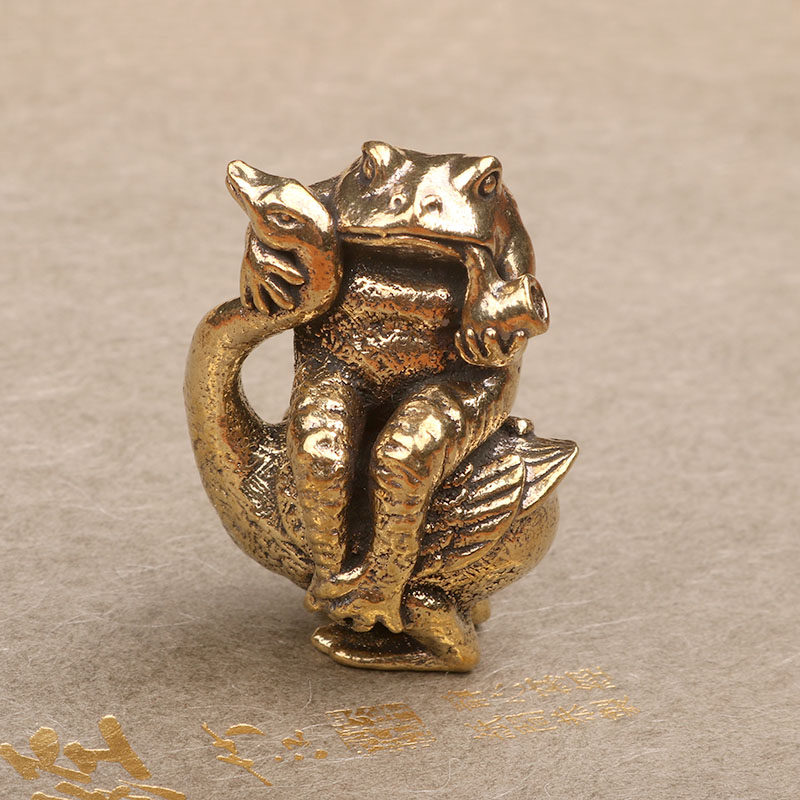 仿古做旧癞蛤蟆吃天鹅黄铜小摆件茶宠古铜挂件手把件微雕装饰品