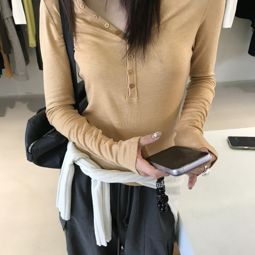 纽扣V领修身显瘦打底长袖T恤