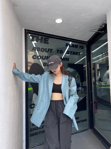 秋季雾霾蓝鳄鱼纹帅气皮衣女