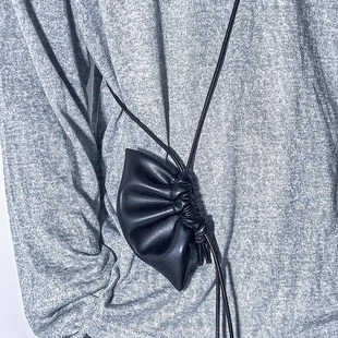 便携小众迷你可颂云朵抽绳斜挎包散步轻便耳机包零钱钥匙口红包女