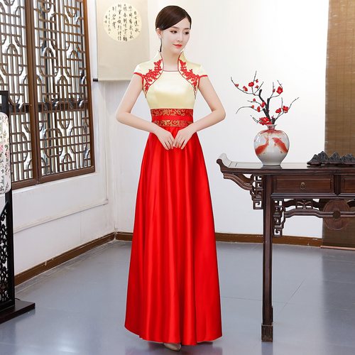 旗袍红绿酒店学生年会迎宾礼服