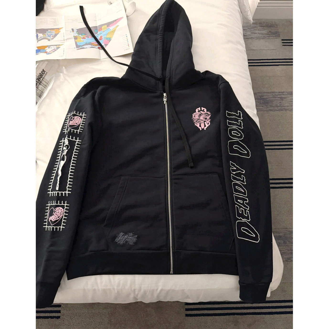 (现货)自主DeadlyDoll25辣妹粉色宝剑马蹄花臂拉链连帽衫卫衣外套