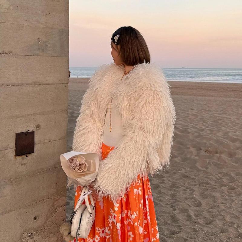 超美~fanss新品白色羊羔毛外套。