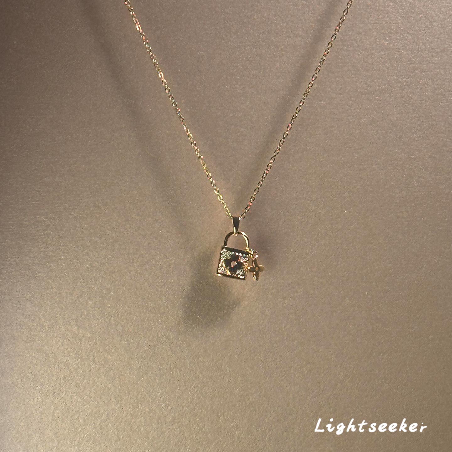 中古金色锁头四叶花项链锁骨链