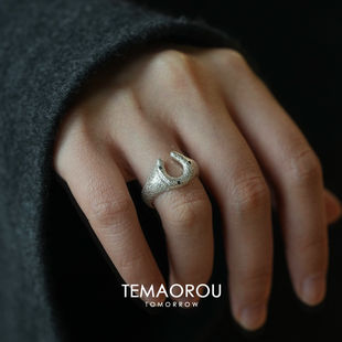 清冷感U型银色马蹄仿蓝宝石戒指女小众设计食指戒马年本命年尾戒