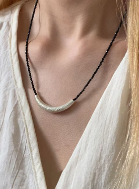 银色月牙弯黑色串珠项链轻奢小众