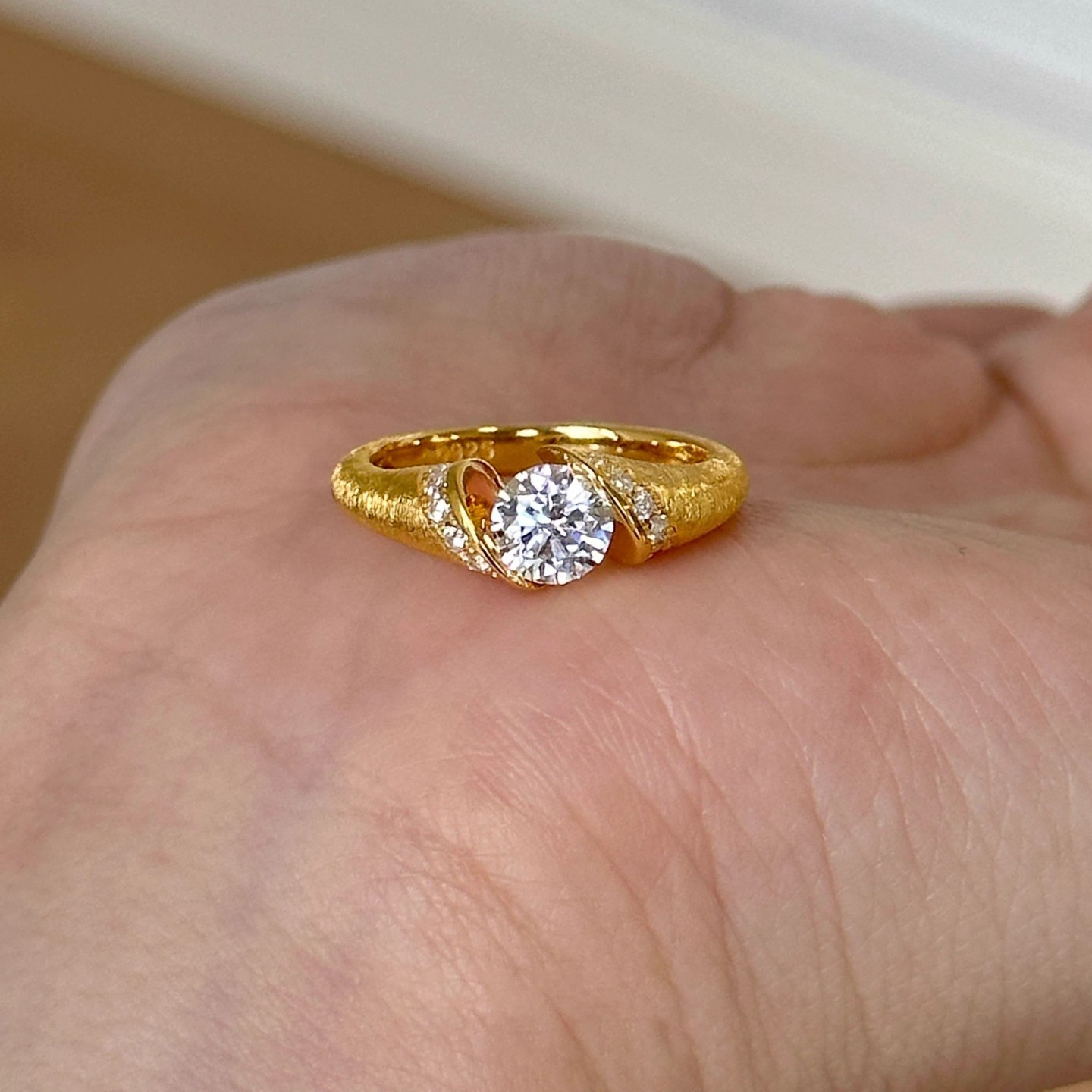 金色拉丝悬浮钻戒指女小众轻奢高级感百搭食指戒气质时尚尾戒指环