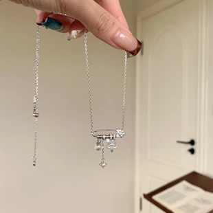 拉丝鸢尾花别针吊坠项链女2025新爆款高级感轻奢小众配饰锁骨颈链