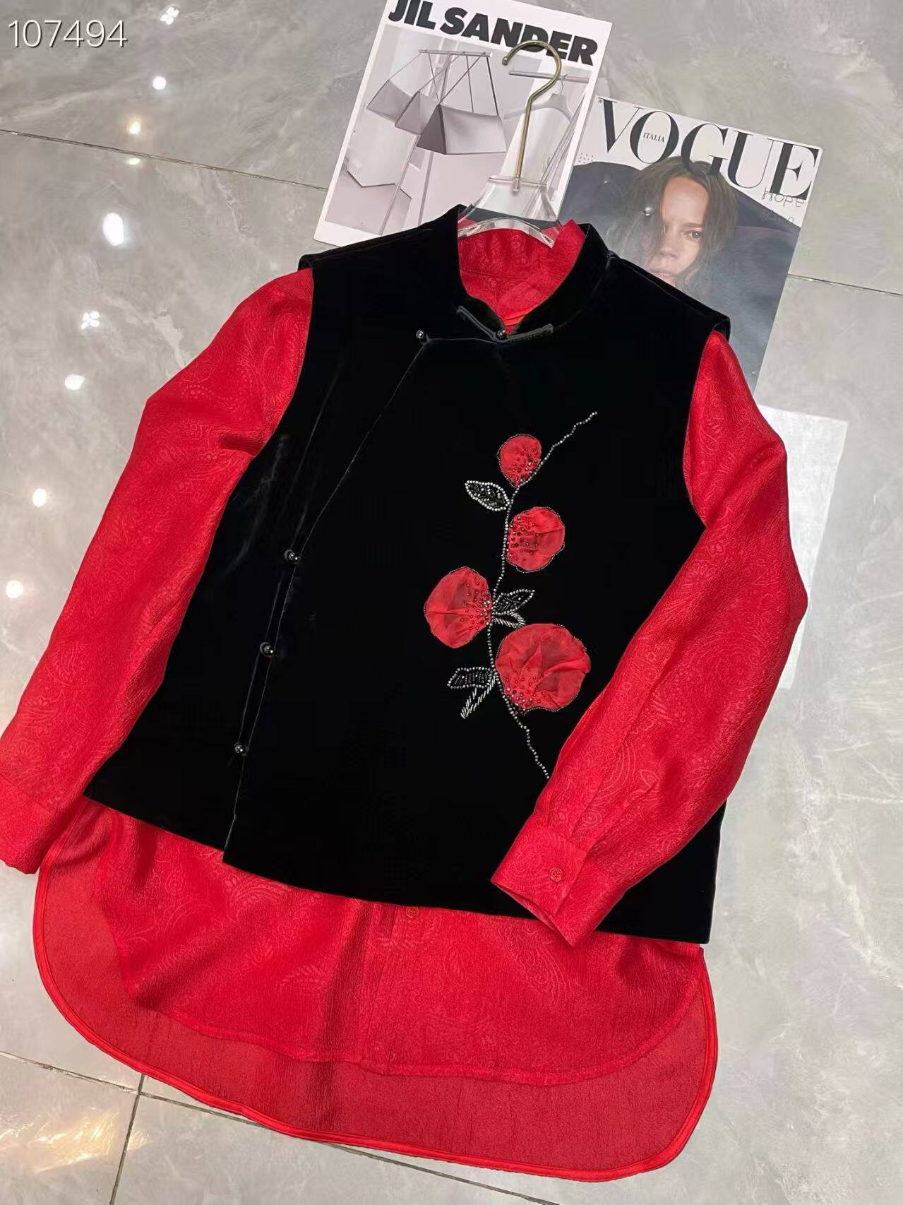 欧货100%真丝丝绒面料重工订珠绣花立领斜襟盘扣减龄百搭国风马甲