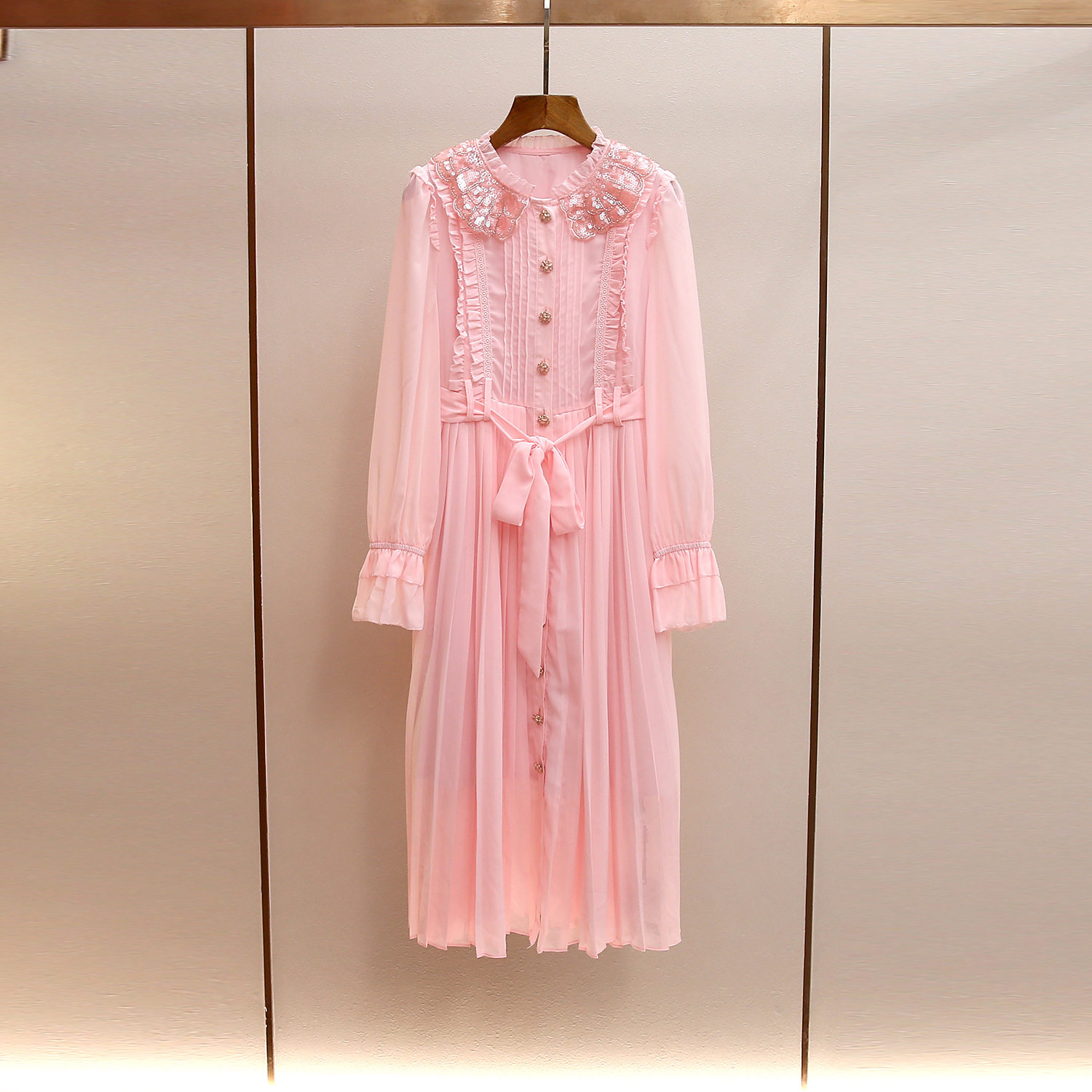 SP家秋冬新款温柔风粉色重工钉珠娃娃领长袖收腰压褶飘逸连衣裙女