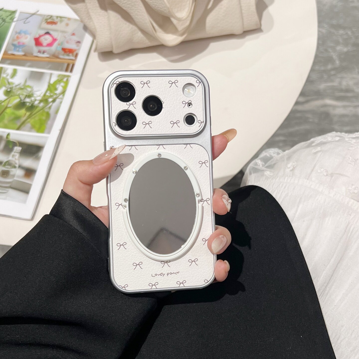 线条蝴蝶结大视窗皮质适用iphone17promax镜子手机壳白色13/14苹果15/16promax磨砂保护壳小羊皮全包新款软壳